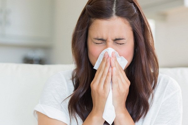 Hắt hơi sổ mũi đau họng là bệnh gì?