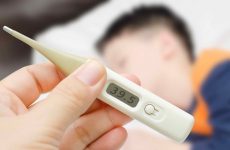Mẹo giúp bé viêm phế quản sốt cao hạ nhiệt an toàn 4