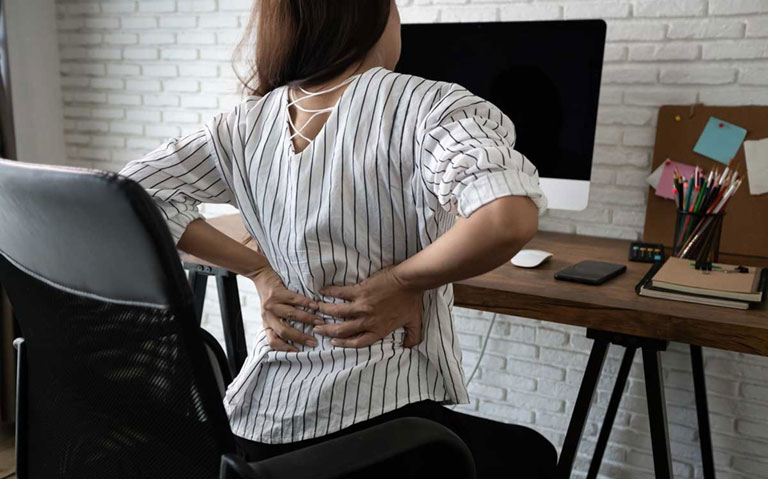 Cách trị đau lưng khi ngồi lâu
