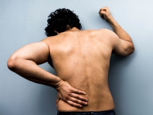 Đau lưng là triệu chứng của bệnh thận yếu